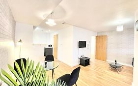 Lovely 2 - Bedroom Condo In Manchester City Centre